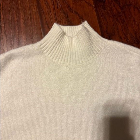 Saks fifth Avenue white turtleneck sweater with faux fur - Picture 4 of 5